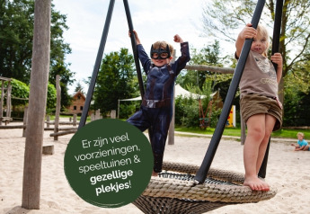 Niños juegan en un área de juegos de un alojamiento de glamping con muchas comodidades y rincones acogedores.