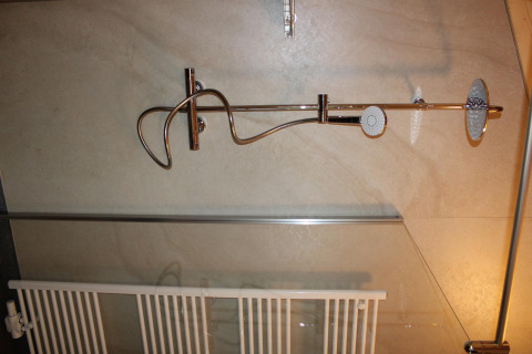 Douche dans une tiny house à Cuckoo's Nest, Camping de Koeksebelt, Pays-Bas, avec robinetterie moderne.
