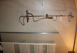 Douche dans une tiny house à Cuckoo's Nest, Camping de Koeksebelt, Pays-Bas, avec robinetterie moderne.