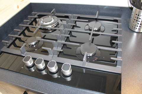 Cuisinière à gaz moderne à quatre feux dans la tiny house Cuckoo's Nest, Camping de Koeksebelt, Pays-Bas.