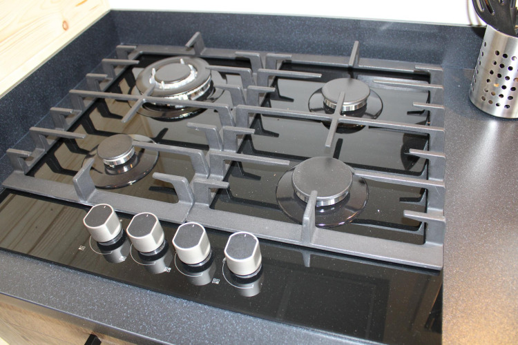 Cocina de gas moderna con cuatro quemadores en una tiny house llamada Cuckoo's Nest en Camping de Koeksebelt, Países Bajos.