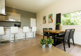 Moderne Küche und Esszimmer in der Module II Lodge auf Landgoed de Scheleberg in den Niederlanden.