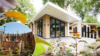 Moderne Glamping-Unterkunft mit Holzverkleidung, großen Fenstern und privatem Whirlpool im Freien.