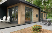 Casa pequeña Forest park chalet moderna con terraza exterior en Holiday park De Kleine Belties, Países Bajos.