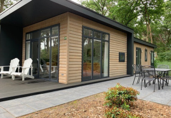 Moderne tiny house Forest park chalet met buitenzitje in vakantiepark De Kleine Belties in Nederland.