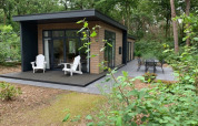 Moderne tiny house genaamd Forest park chalet in het bos van Holiday park De Kleine Belties, Nederland.