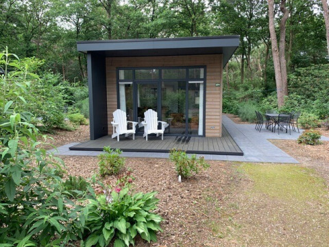 Modernes Tiny House Forest park chalet im Holiday park De Kleine Belties, Niederlande, im Wald.