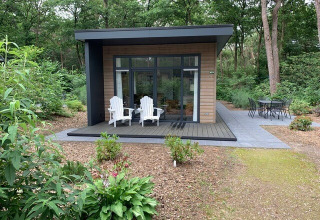 Moderne Forest park chalet tiny house op De Kleine Belties vakantiepark, Nederland, in het bos.
