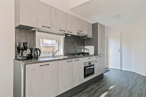 Moderne compacte keuken in Forest Park Chalet bij Holiday park De Kleine Belties, Nederland.