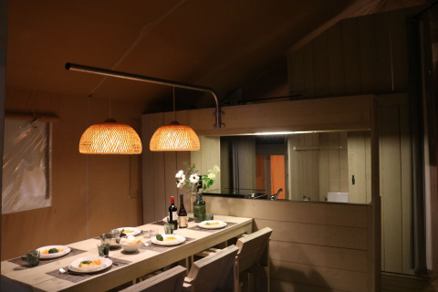Essbereich in einem Safari-Zelt im Safari Cottage im Ferienpark De Boshoek, Niederlande.