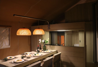 Spisebord opstillet i en safaricottage med varm belysning i Holiday park De Boshoek, Holland.