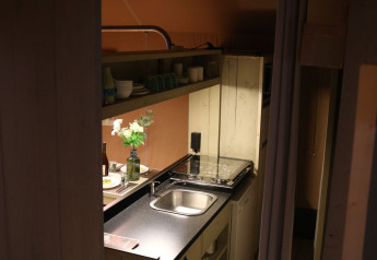 Vue d'une cuisine confortable dans le Safari cottage, Holiday park De Boshoek, Pays-Bas, avec équipements modernes.