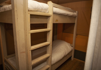 Et billede af køjesenge inde i en safariteltsafarihytte ved Holiday park De Boshoek i Nederlandene.