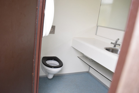 Baño moderno en una tienda Safari Cottage en Holiday park De Boshoek, Países Bajos, con inodoro y lavabo.