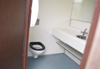 Modernes Badezimmer im Safari Cottage im Ferienpark De Boshoek in den Niederlanden mit WC und Waschbecken.