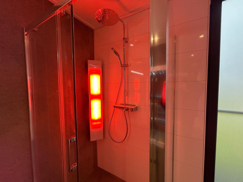 Ducha moderna con terapia de luz roja en Water Lodge 2 Deluxe, Hofparken Wiltershaar, Países Bajos.