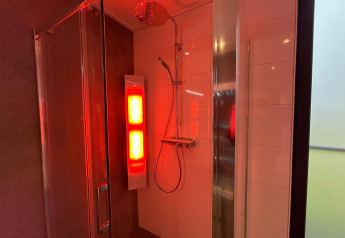 Ducha moderna con terapia de luz roja en Water Lodge 2 Deluxe, Hofparken Wiltershaar, Países Bajos.
