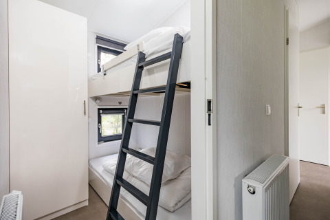 Chambre moderne avec lits superposés et échelle au Forest Lodge DeLuxe, Kampeerdorp de Zandstuve, Pays-Bas.