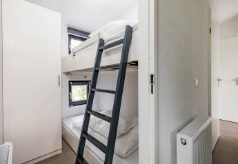 Modernes Schlafzimmer mit Etagenbett und Leiter im Forest Lodge DeLuxe, Kampeerdorp de Zandstuve, Niederlande.