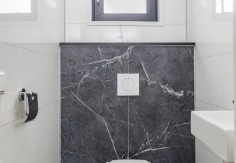 Bagno moderno al Forest Lodge DeLuxe, Kampeerdorp de Zandstuve, Paesi Bassi, con mattonelle di marmo.