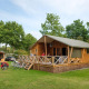 Foto exterior de Rheezerlodge DeLuxe high en Kampeerdorp de Zandstuve, Países Bajos, con bicicletas y cabañas.