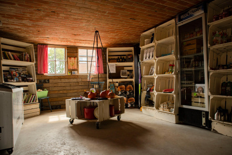 Interior de tienda rural con estanterías de cajas en Feather Down Hoeve de Betuwe, Gelderland, Países Bajos.