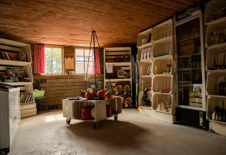 Interno di negozio rustico con scaffali di cassette presso Feather Down Hoeve de Betuwe, Gelderland, Paesi Bassi.