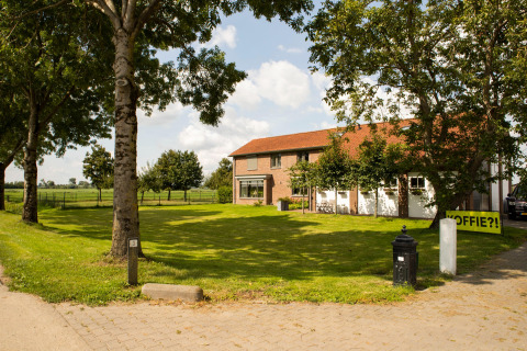 Vista pintoresca de Feather Down Hoeve de Betuwe, parque de vacaciones en Gelderland, Países Bajos, con césped.