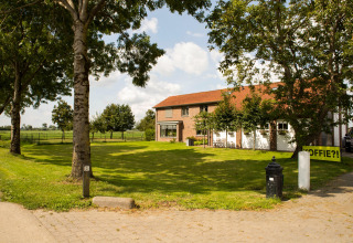 Vista suggestiva di Feather Down Hoeve de Betuwe, parco vacanze in Gelderland, Paesi Bassi, con prato verde.