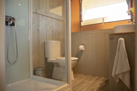 Modernes Badezimmer im Comfort Safari-Zelt auf Camping 't Veld mit Dusche, WC und Waschbecken.