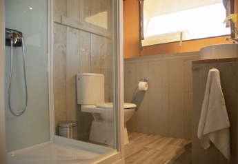 Modernes Badezimmer im Comfort Safari-Zelt auf Camping 't Veld mit Dusche, WC und Waschbecken.