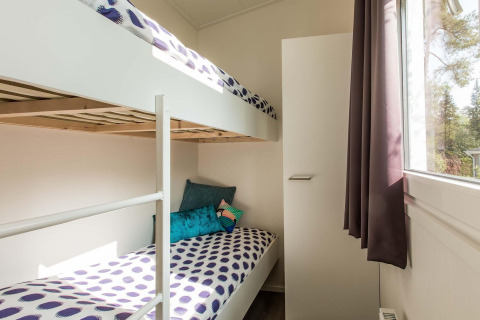 Lichte kamer met stapelbedden en moderne stijl in Rialto Wellness (Spa), Recreatiepark Beekbergen, Nederland.