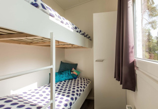 Lichte kamer met stapelbedden en moderne stijl in Rialto Wellness (Spa), Recreatiepark Beekbergen, Nederland.