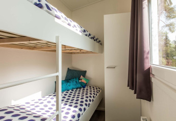 Lichte kamer met stapelbedden en moderne stijl in Rialto Wellness (Spa), Recreatiepark Beekbergen, Nederland.