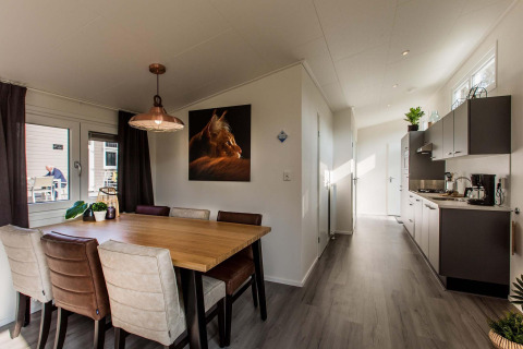 Comedor y cocina modernos de una cabaña en Rialto Wellness Spa, Recreatiepark Beekbergen, Países Bajos.
