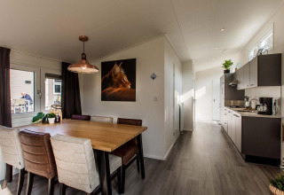 Comedor y cocina modernos de una cabaña en Rialto Wellness Spa, Recreatiepark Beekbergen, Países Bajos.