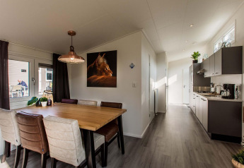 Comedor y cocina modernos de una cabaña en Rialto Wellness Spa, Recreatiepark Beekbergen, Países Bajos.