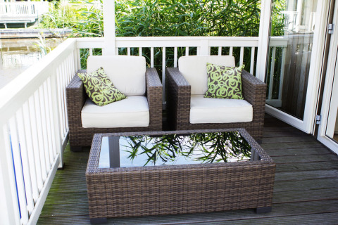 Knus terras met twee rotan stoelen, kussens en tafel bij lodge Meine in Tusken de Marren, Nederland.