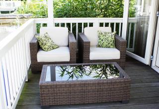 Knus terras met twee rotan stoelen, kussens en tafel bij lodge Meine in Tusken de Marren, Nederland.