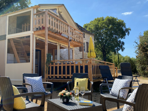 Espace détente extérieur devant la tente safari de luxe Belle Vue à La Draille, France, sous le soleil.