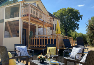 Zona relax all'aperto davanti alla tenda safari di lusso Belle Vue a La Draille, Francia, in una giornata di sole.