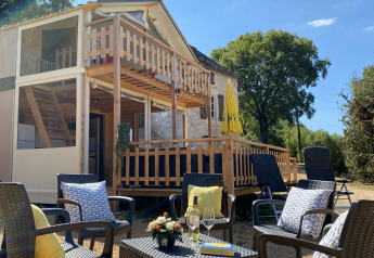 Espace détente extérieur devant la tente safari de luxe Belle Vue à La Draille, France, sous le soleil.