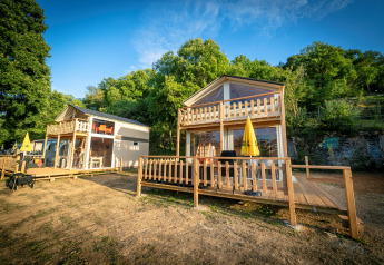 Luxe lodgetent Belle Vue bij La Draille in Frankrijk, met houten terras en bosrijke omgeving.