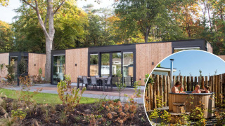 Lodge Veluwehoeve Wellness con comedor exterior y bañera de hidromasaje de madera cerca de la naturaleza.