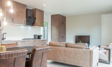 Lodge moderne avec cuisine ouverte, coin repas et salon chez Veluwehoeve Wellness (Hottub).