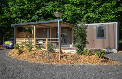 Chalet familial moderne à De Thijmse Berg aux Pays-Bas, avec bardage bois et terrasse, entouré de nature.