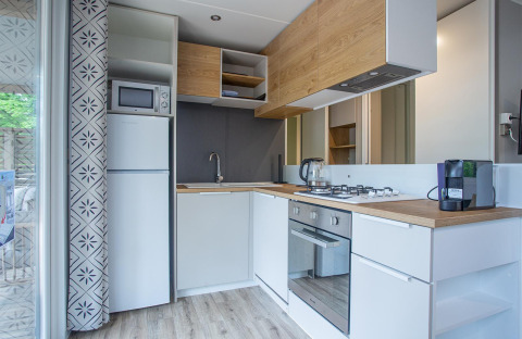 Cocina moderna en Family Cottage en De Thijmse Berg, Países Bajos, con horno y nevera visibles.