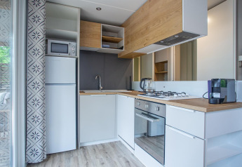 Cocina moderna en Family Cottage en De Thijmse Berg, Países Bajos, con horno y nevera visibles.