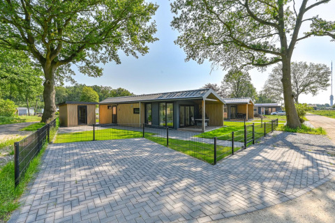 Lodge di lusso accessibile in sedia a rotelle a Drentse Weelde, Paesi Bassi, dal design moderno e giardini verdi.