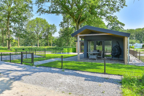 Luxury lodge accessibile in sedia a rotelle a Drentse Weelde, Paesi Bassi, immerso nel verde.
